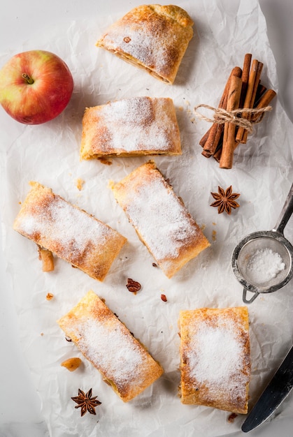 Milhojas de manzana con nueces, pasas, canela y azúcar en polvo