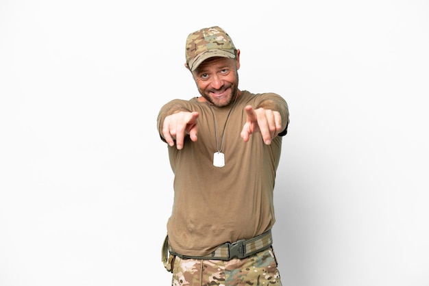 Militär mittleren Alters mit Erkennungsmarke isoliert auf weißem Hintergrund zeigt mit dem Finger auf Sie, während Sie lächeln