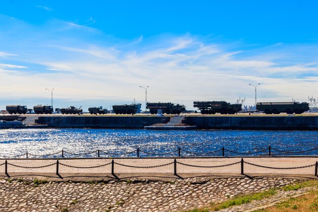 Militärfahrzeuge an einem Pier in Kronstadt Russland