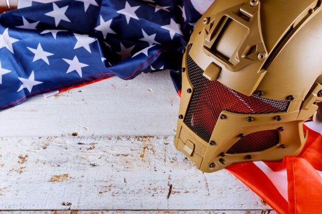 Militärhelme und amerikanische Flagge am Veteranen- oder Erinnerungstag