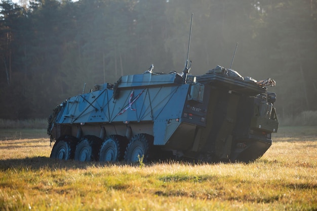 Militärische Ausbildung auf dem Schlachtfeld mit gepanzerten Fahrzeugen Kriegskonzept der Armee