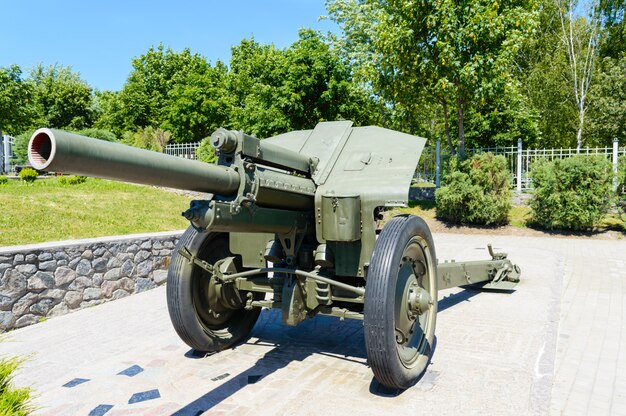 Militärische Ausrüstung. Die alte Kanone. Monument.