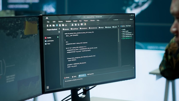 Militärische Fachleute in einem Missionskontrollzentrum verwenden moderne Technologie