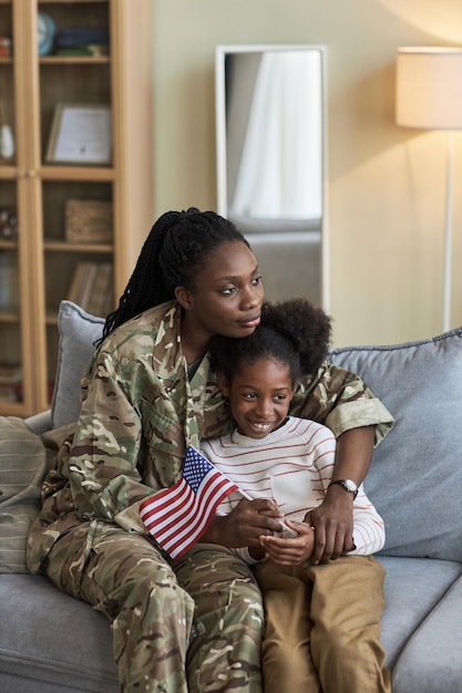 Militärische Mutter verbringt Zeit mit Tochter