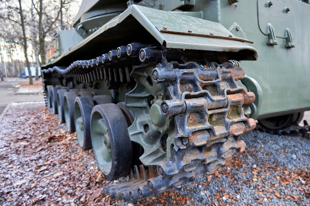 Militärische Panzerspuren in Nahaufnahme