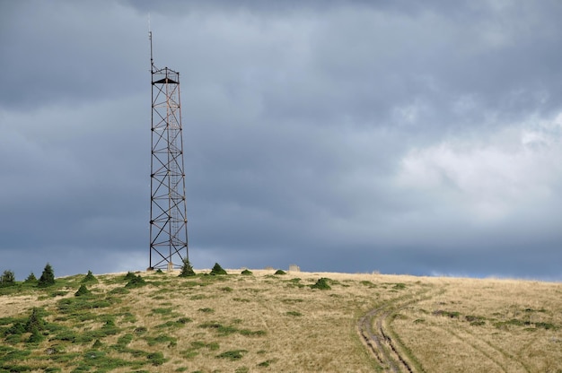 Militärischer Kontrollturm in den Bergen