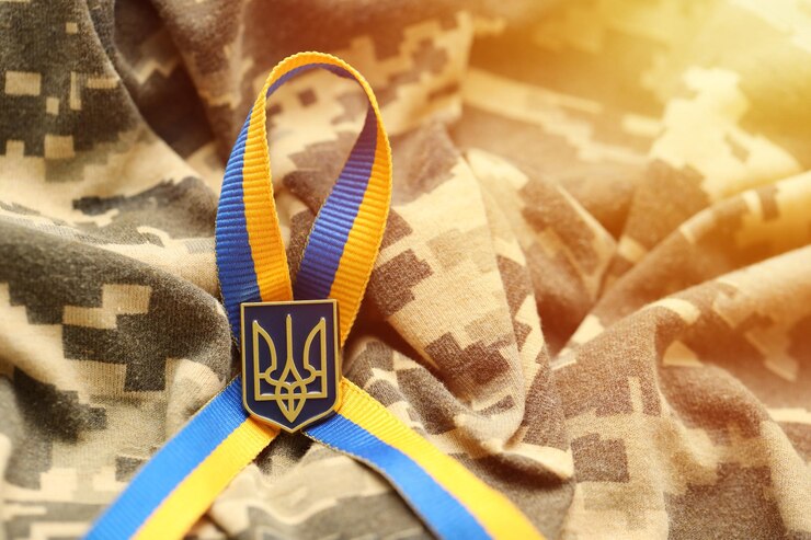 Foto militärischer tarnstoff mit ukrainischen streifen am band