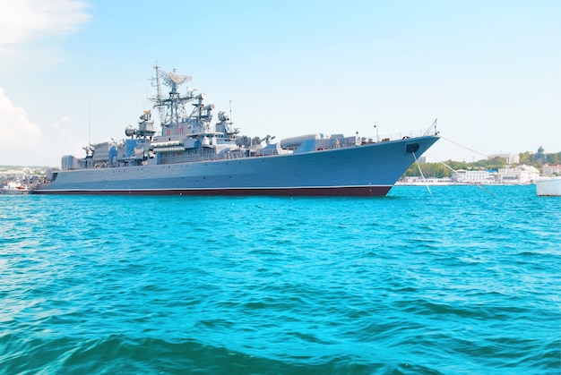 Militärmarineschiff im blauen Meer mit Himmel und Wolken