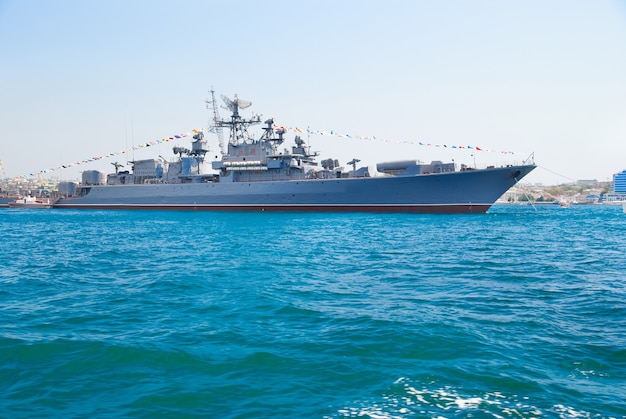 Militärmarineschiff in der Bucht gegen blauen Himmel