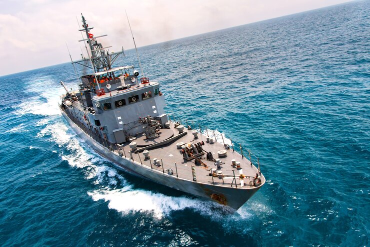 Militärmarineschiffe in einer Seebuchtansicht vom Hubschrauber