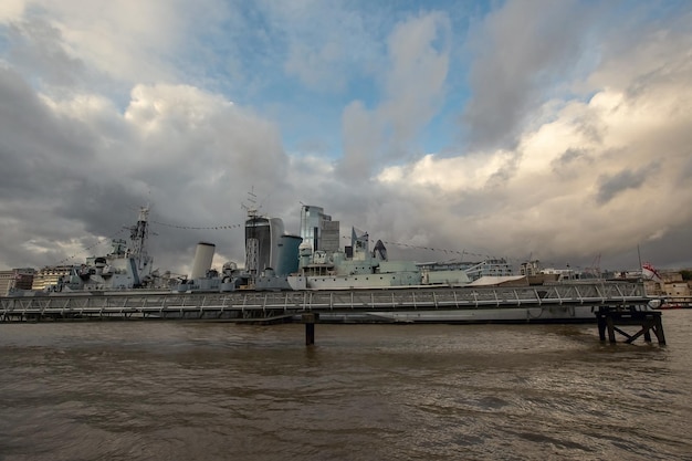 Militärschiff auf der Themse in London, Großbritannien