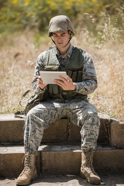 Militärsoldat mit digitalem Tablet im Bootcamp