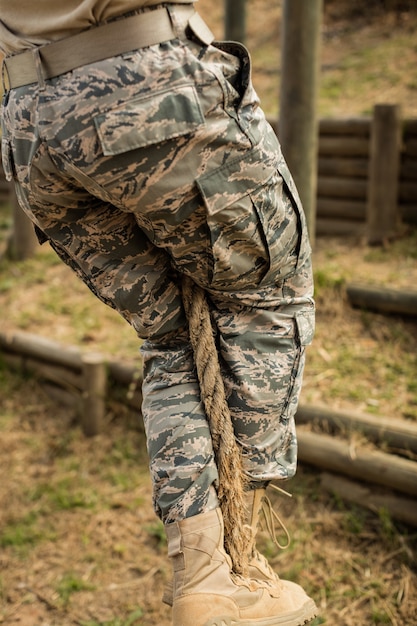 Militärsoldaten trainieren Seilklettern