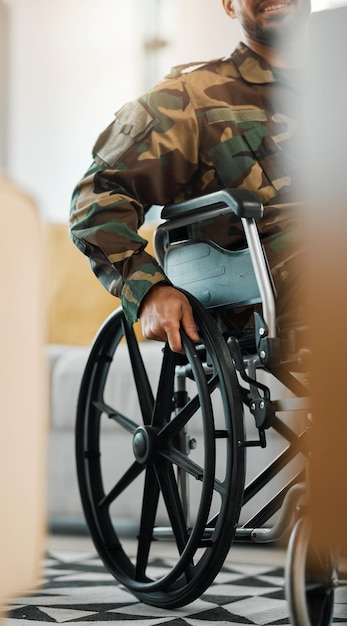 Militärstadt und ein Mann aus der Armee in einem Rollstuhl Kriegsverletzung oder Rehabilitation Hände Unterstützung und eine Person Soldat oder Held mit einer Behinderung als Veteran in der Mobilität Wiederherstellung auf der Straße