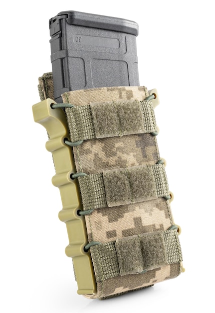 Militärtasche in Pixeltarnung mit Patronenmagazin im Inneren auf weißem Hintergrund