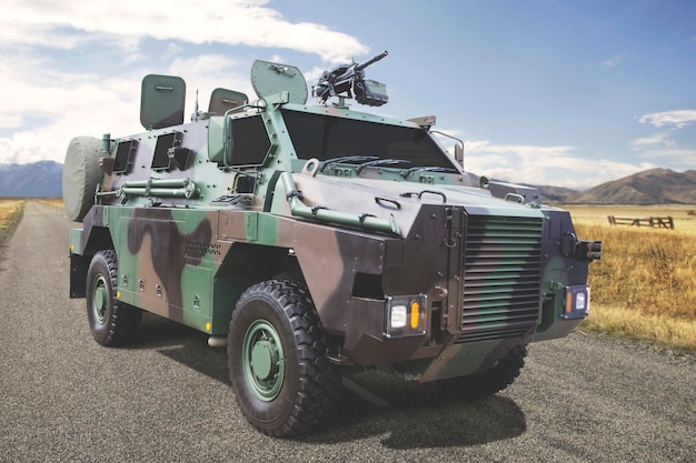 Militärwagen auf der Straße gegen den blauen Himmel geparkt