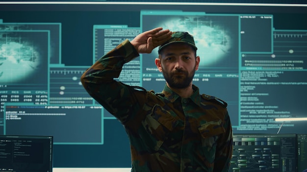 Militar privado supervisando la actividad de hacking gubernamental en la oficina de alta tecnología