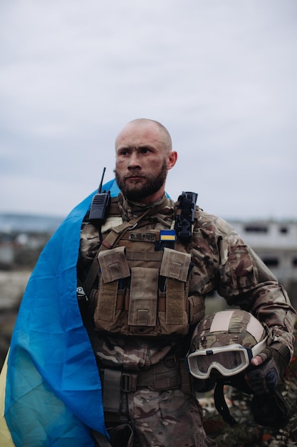 Un militar sostiene la bandera de Ucrania Retrato del defensor de Ucrania