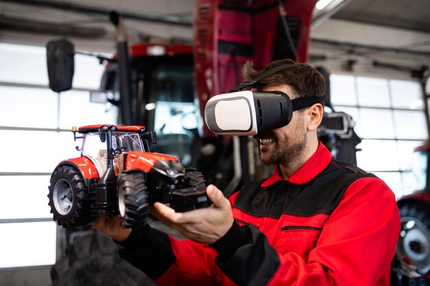 Foto militar usando óculos de realidade virtual e modelo de trator na oficina