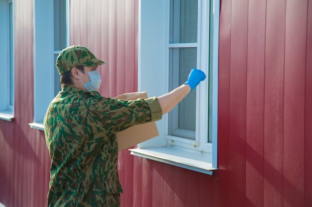 Militares entrega comida para sua casa. assistência aos pensionistas, aos pobres e à população.