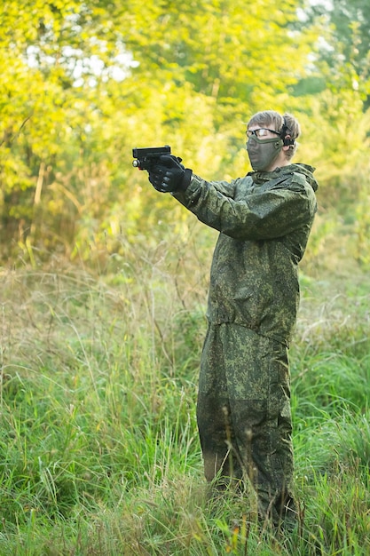 Militares totalmente equipados con armas automáticas preparándose para jugar airsoft strikeball