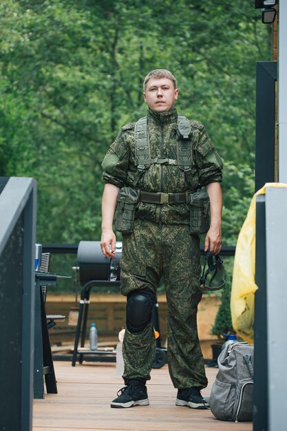 Foto militares totalmente equipados com armas automáticas se preparando para jogar bola de ataque de airsoft