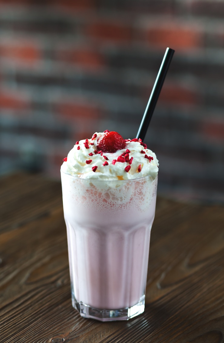 Foto milk-shake com banana e framboesas