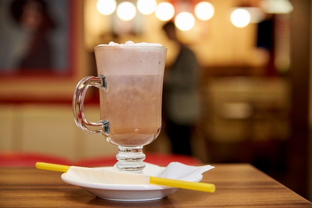 Milk shake com palhas em uma mesa de madeira em um café.