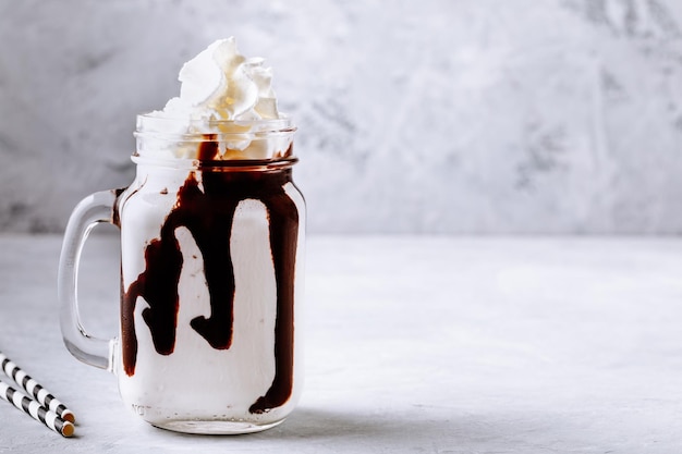 Milk-shake de baunilha com chocolate e chantilly em fundo de pedra mason jaron