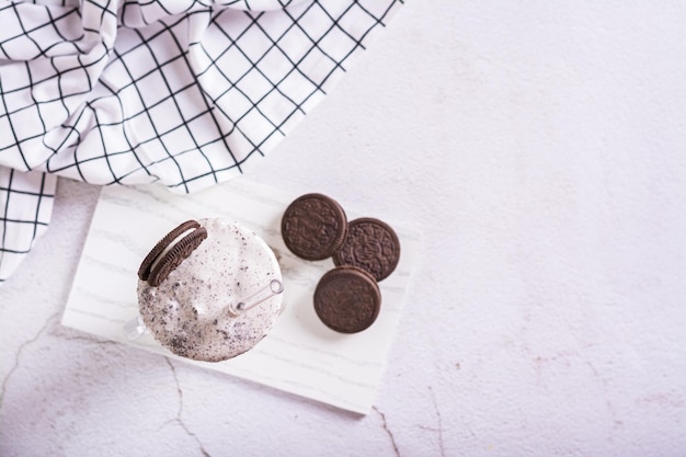 Milk-shake de biscoitos oreo de chocolate e sorvete em um copo com vista para o canudo