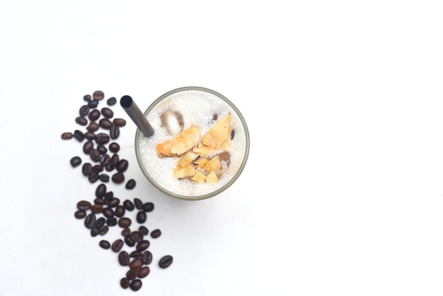 Milk shake de café com coco queimado e grãos de café isolados no fundo branco