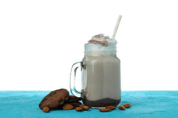 Milk-shake de chocolate com biscoitos e amêndoas