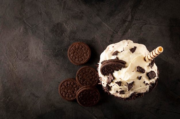 Milk-shake de chocolate com pedaços de biscoitos de chocolate
