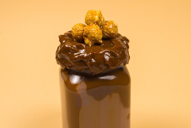 Milk-shake de chocolate com waffles de biscoitos de chantilly servidos em pote de vidro Freak ou louco doce shake