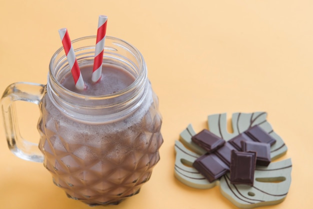 Milk-shake de chocolate em bege