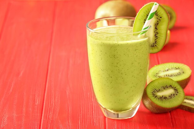 Milk-shake de kiwi em fundo de madeira