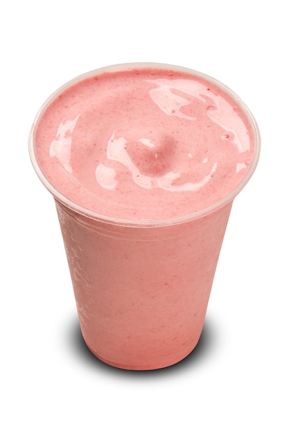 Milk shake de morango isolado no fundo branco.
