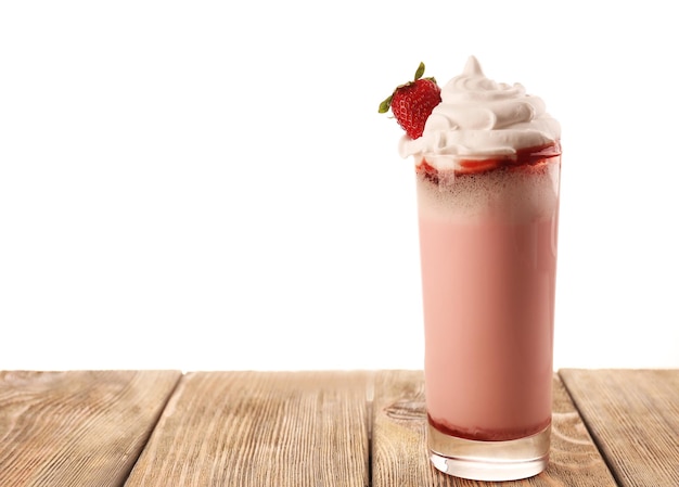 Milk-shake delicioso com morango isolado no branco