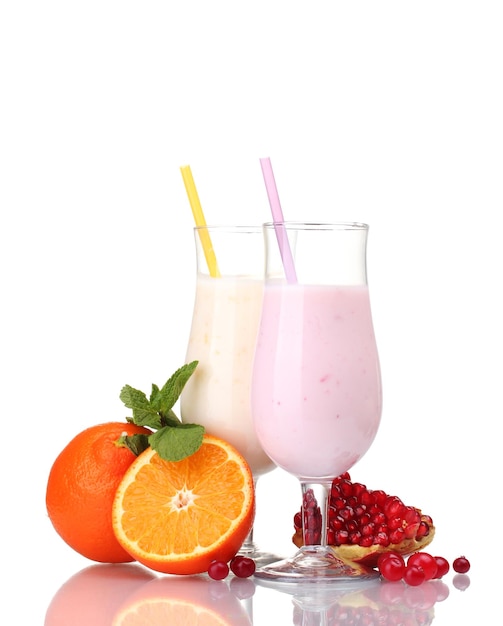 Milk shakes com frutas isoladas em branco