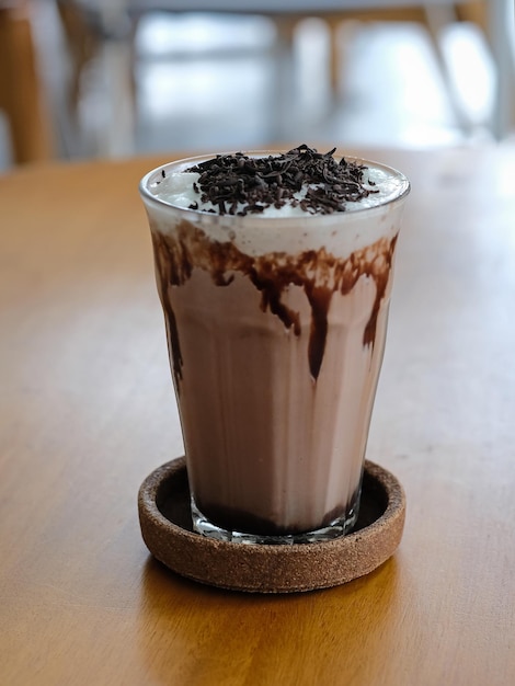 Milkshake de chocolate com chocolate ralado em cima