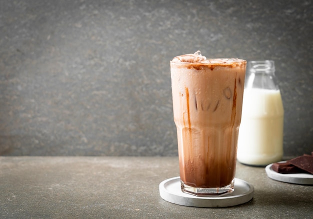 Milkshake de chocolate gelado com fundo de madeira