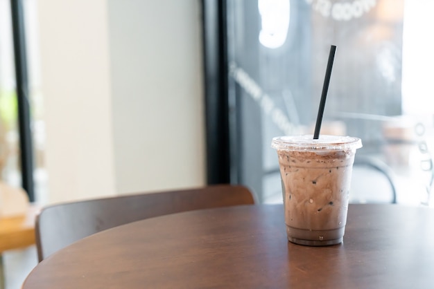 Milkshake de chocolate gelado em cafeteria