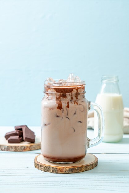 Milkshake de chocolate gelado em superfície de madeira