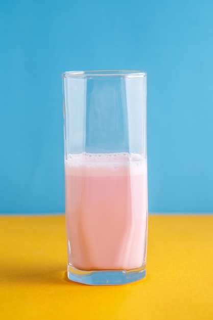 Milkshake de morango em uma superfície colorida