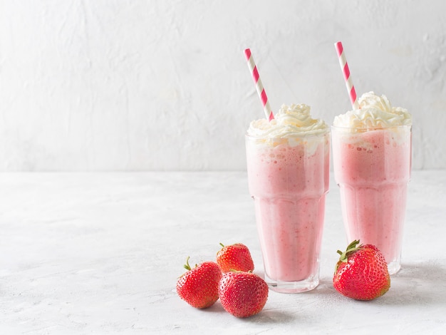 Milkshake de morango ou smoothie e frutas frescas cruas em branco