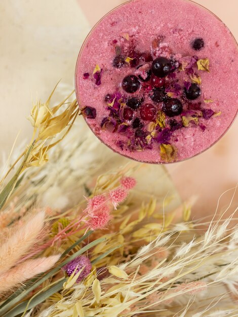 Milkshake de morango rosa na mesa