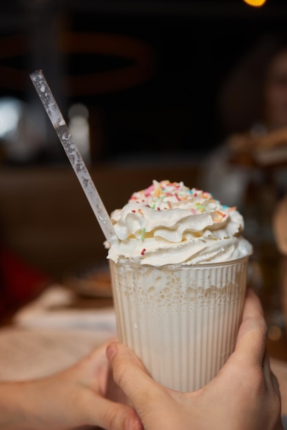 Milkshake exreme com cobertura de chocolate com donuts e doces Tendência de comida louca de freakshake Espaço para texto
