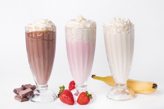 Milkshake-Gläser mit verschiedenen Geschmacksrichtungen auf dem Tisch