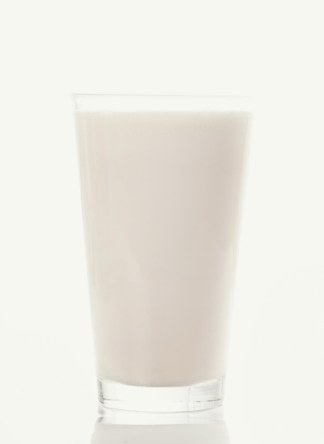 Milkshake ou um copo de leite isolado