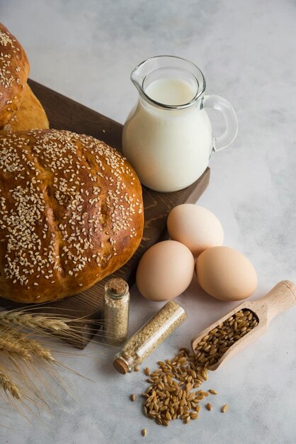 Milky Bun auf Compasitions mit Holzschneidebrett